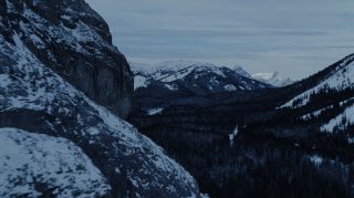 Drone_flies_past_mountain_plate