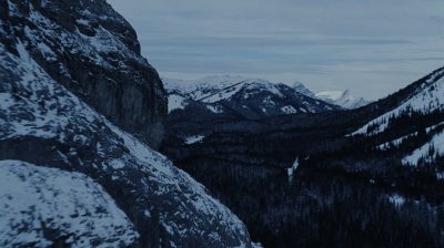 Drone_flies_past_mountain_plate